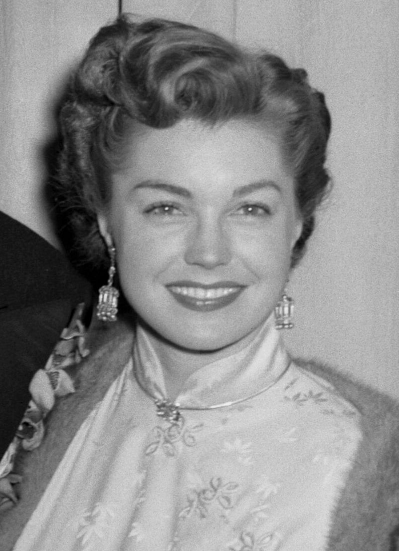 Esther Williams: From Champion Swimmer to Hollywood Star Esther Williams: From Champion Swimmer to Hollywood Star