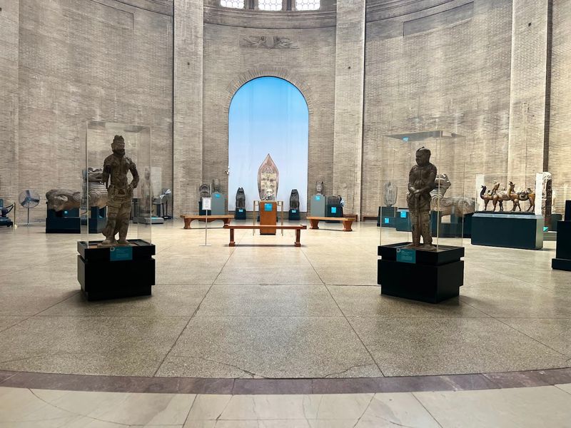 Expert-Led Tours and Hands-On Learning
