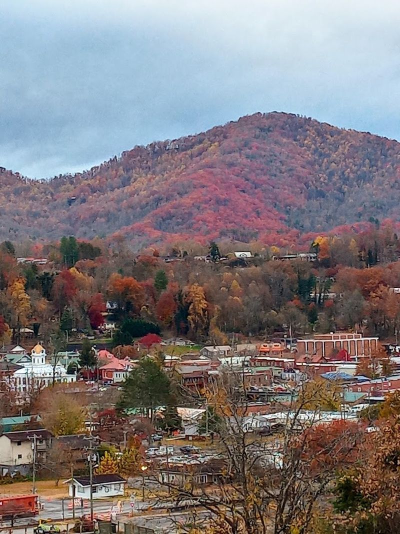 Fall Foliage Season: When the Mountains Put on a Show Fall Foliage Season: When the Mountains Put on a Show