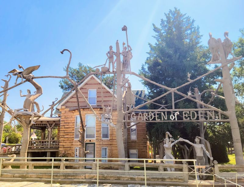 Finding the Place: Lucas, Kansas and What Surrounds It