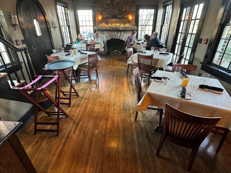 Fine Dining That Takes the Setting Seriously Fine Dining That Takes the Setting Seriously