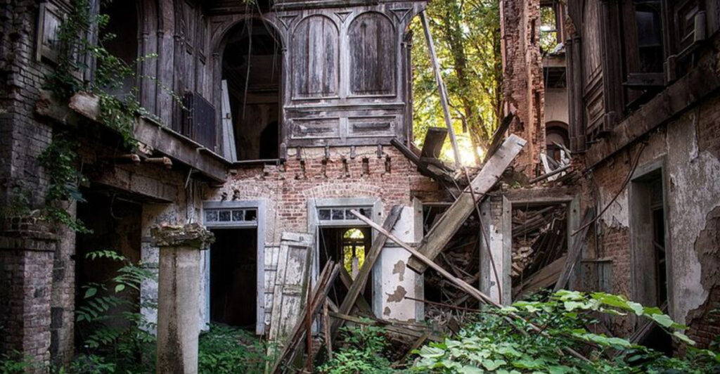 From Palaces to Ruins: 9 Abandoned Mansions Worth Millions