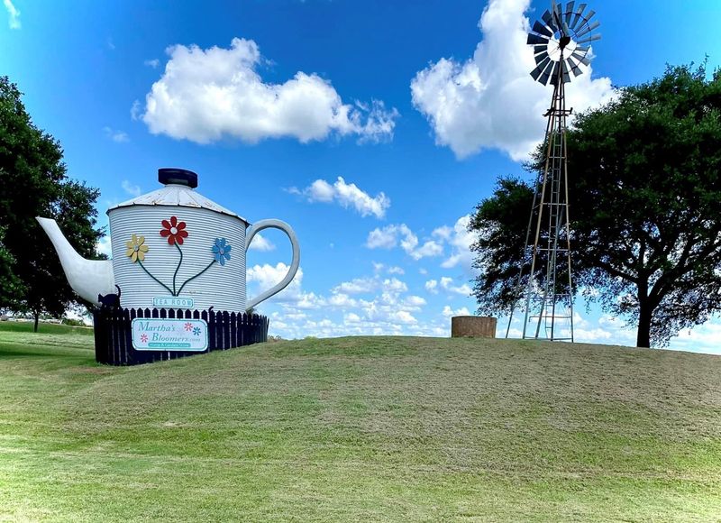 Giant Teapot (Navasota)