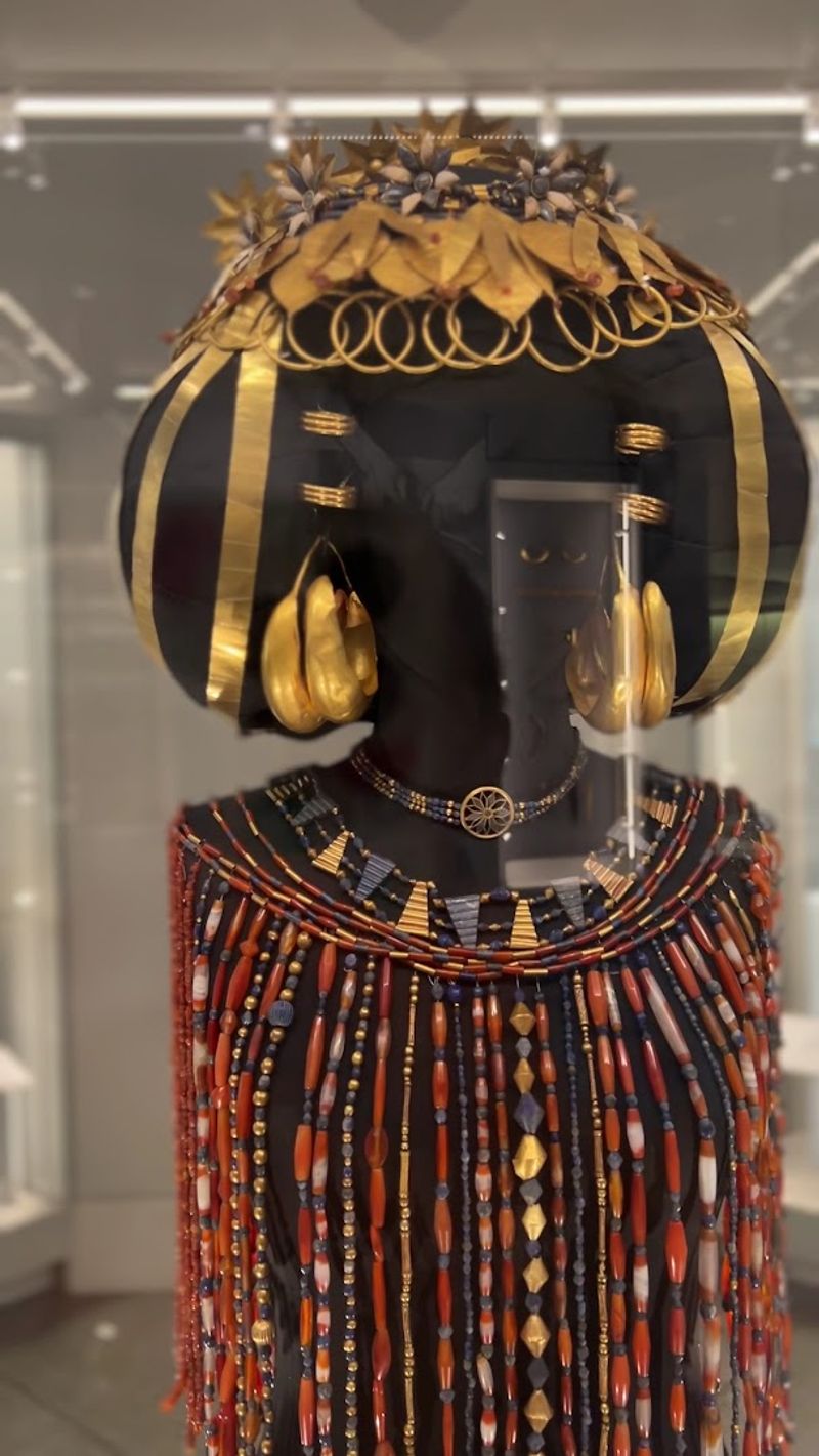 Gold, Jewels, and a Queen From 2450 BCE