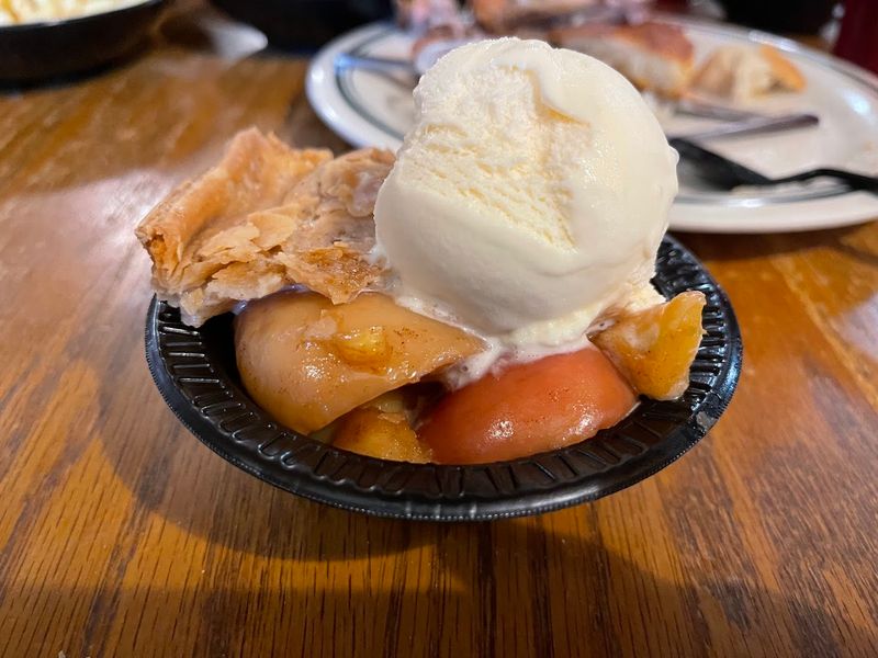 Homemade Cobblers and Pies That End the Meal on a High Note Homemade Cobblers and Pies That End the Meal on a High Note