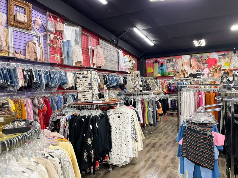 How Daisy Exchange Compares to Traditional Thrift Stores