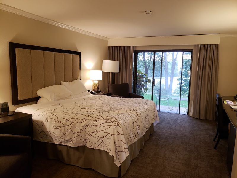 Lakeside Rooms and Villas With Views That Earn Their Price Lakeside Rooms and Villas With Views That Earn Their Price