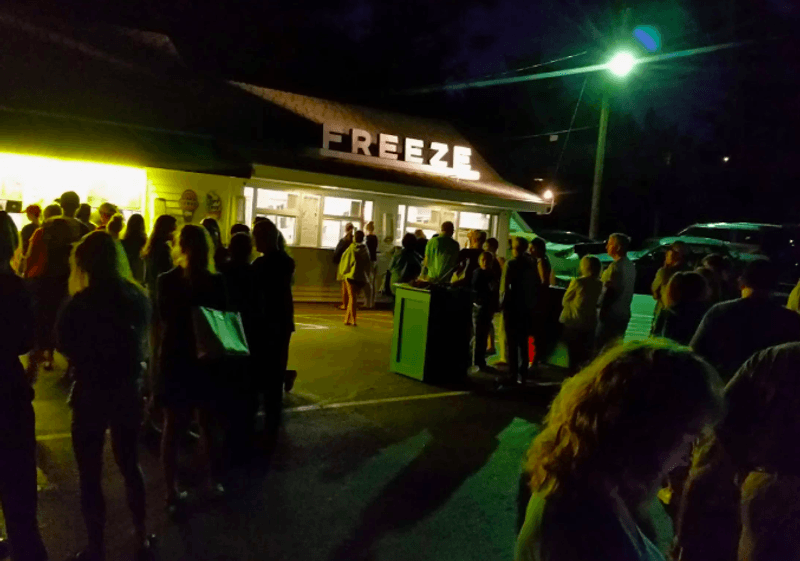 Lines That Move and a Crowd That Keeps Coming Lines That Move and a Crowd That Keeps Coming