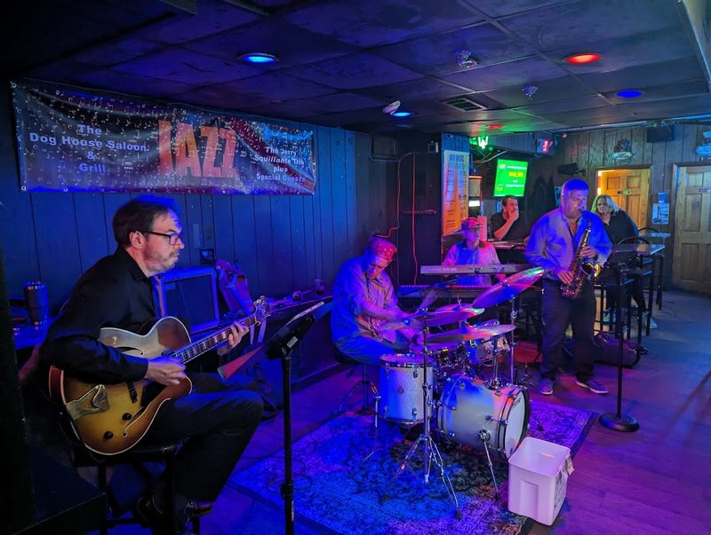 Live Music That Elevates the Whole Night Live Music That Elevates the Whole Night