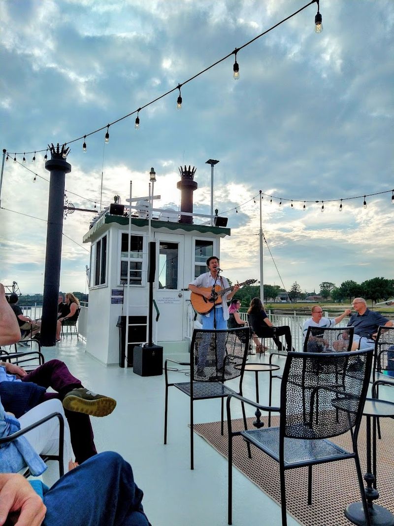 Live Music That Sets the Whole Mood Live Music That Sets the Whole Mood