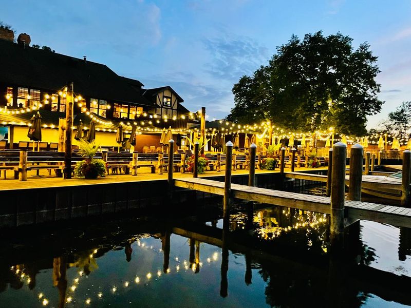 Lord Fletcher's Old Lake Lodge – Spring Park (Lake Minnetonka)