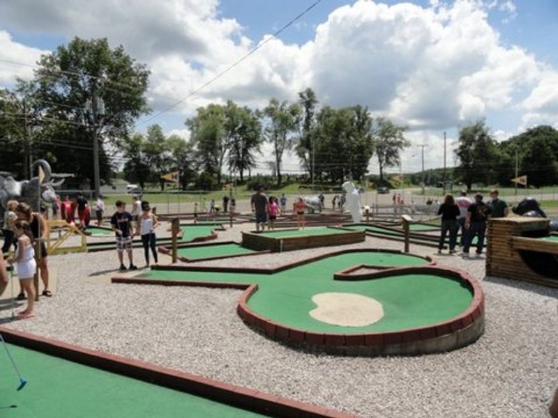 Mini Golf That the Whole Family Gets Into Mini Golf That the Whole Family Gets Into