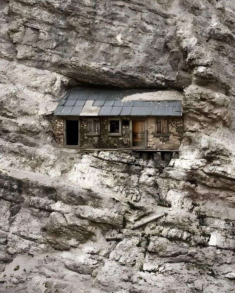 Monte Cristallo Mountain Hut (Italy) Monte Cristallo Mountain Hut (Italy)
