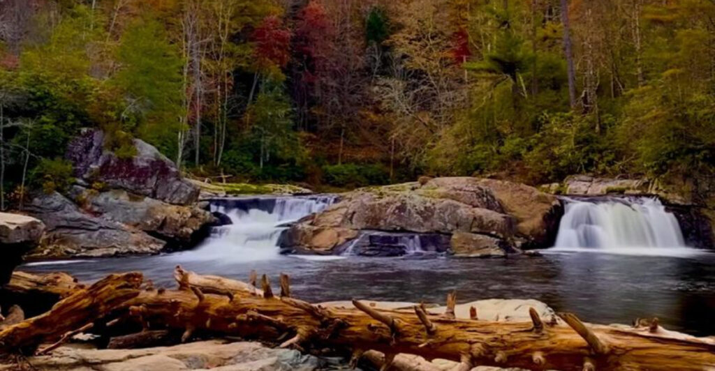 North Carolina Waterfall Plunging Into a Massive Gorge Continues to Captivate Hikers and Photographers