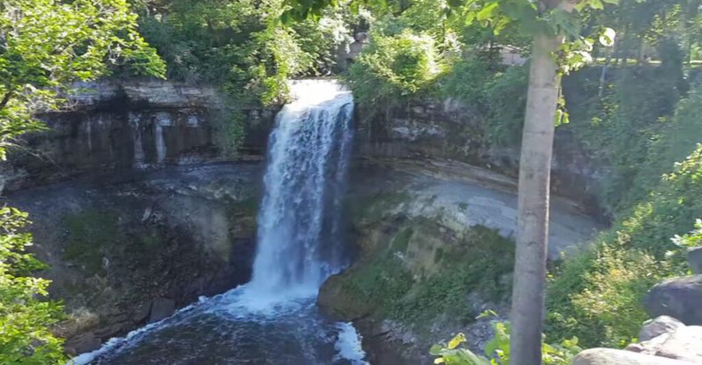 One Of Minnesota’s Most Beautiful Waterfalls Sits Right In The Heart Of Minneapolis