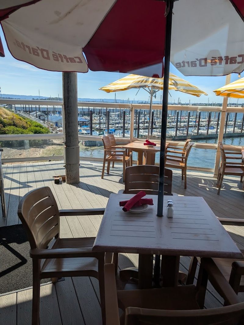 Outdoor Seating and the Riverside Experience Outdoor Seating and the Riverside Experience
