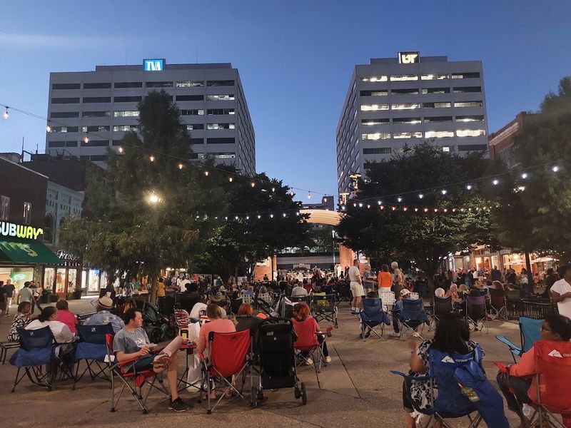 Revitalizing a Square, One Meal at a Time Revitalizing a Square, One Meal at a Time