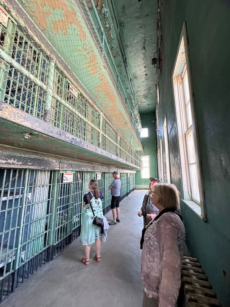 Self-Guided vs. Guided Tours: How to Make the Most of Your Visit Self-Guided vs. Guided Tours: How to Make the Most of Your Visit