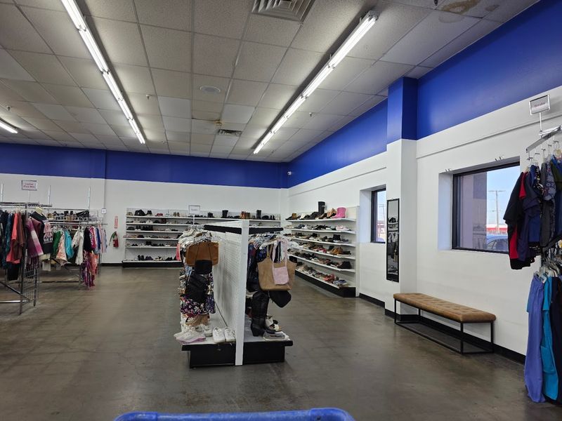 Shoes, Bags, and Accessories That Fill Out the Selection Shoes, Bags, and Accessories That Fill Out the Selection