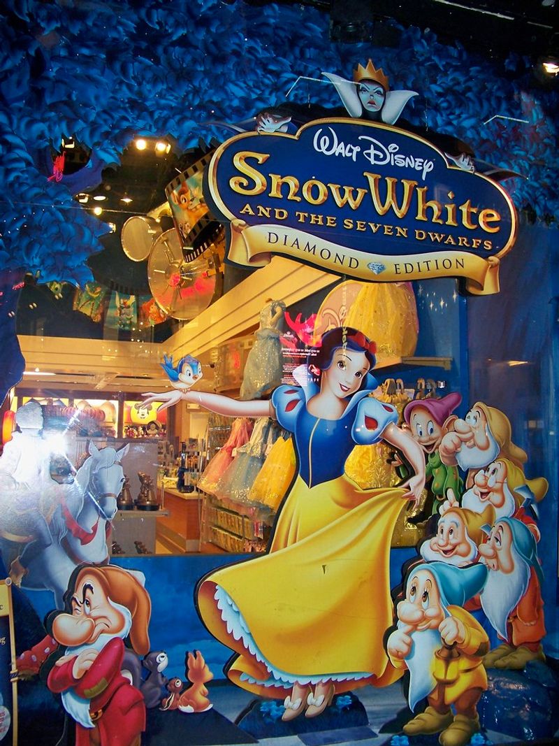 Snow White Trusts a Random Old Lady Snow White Trusts a Random Old Lady