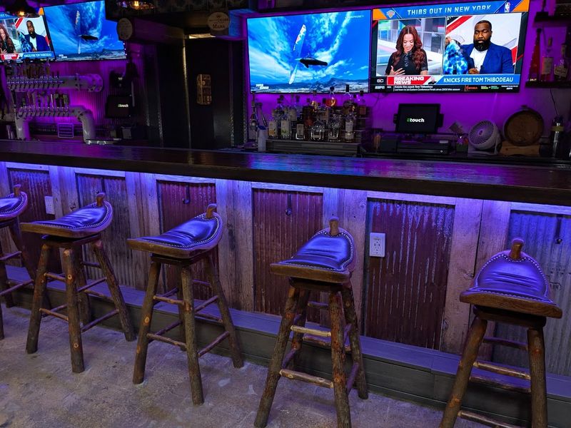 Sports, Screens, and the Bar's Viewing Culture Sports, Screens, and the Bar's Viewing Culture