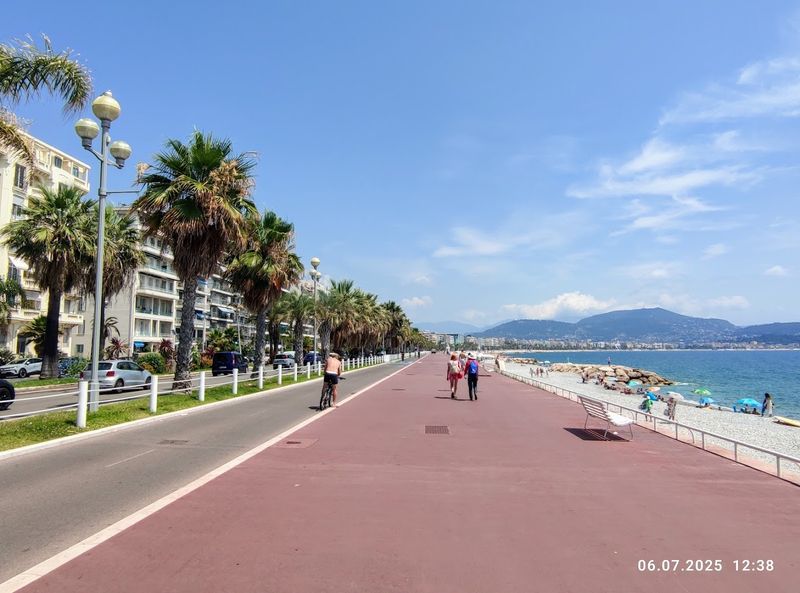 Stroll the Promenade des Anglais in Nice Stroll the Promenade des Anglais in Nice