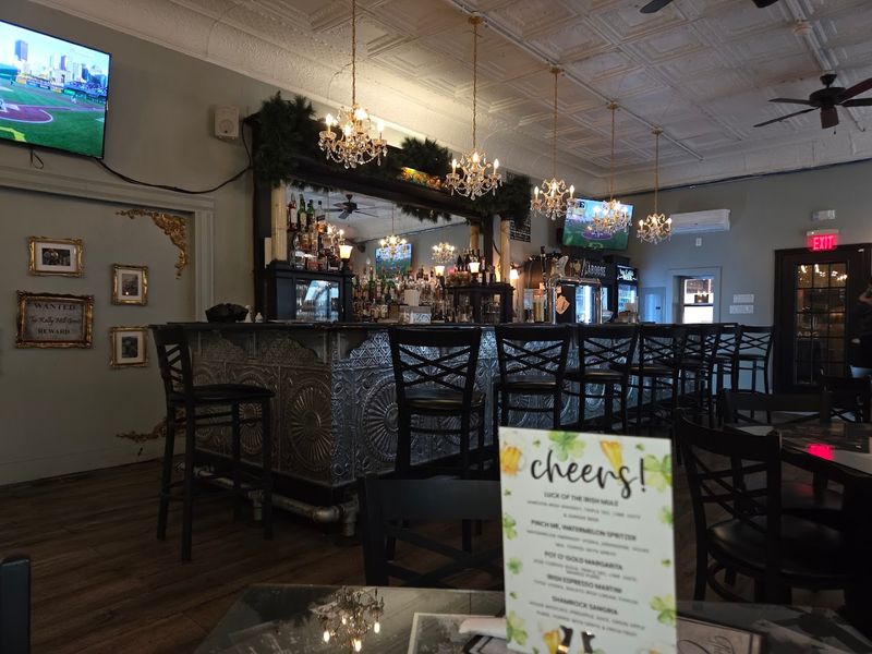 The 1920s Speakeasy Atmosphere That Steals the Show The 1920s Speakeasy Atmosphere That Steals the Show