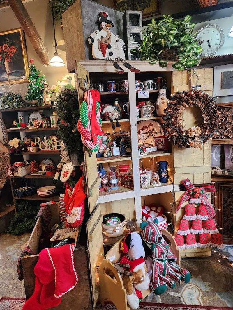 The Antique Mall That Anchors the Area The Antique Mall That Anchors the Area