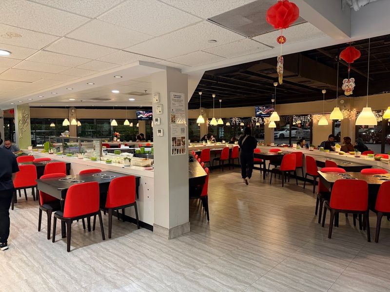 The Atmosphere Inside the Dining Room The Atmosphere Inside the Dining Room