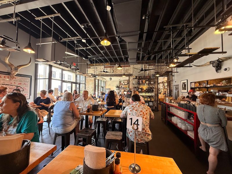 The Atmosphere: Loud, Lively, and Completely Unpretentious