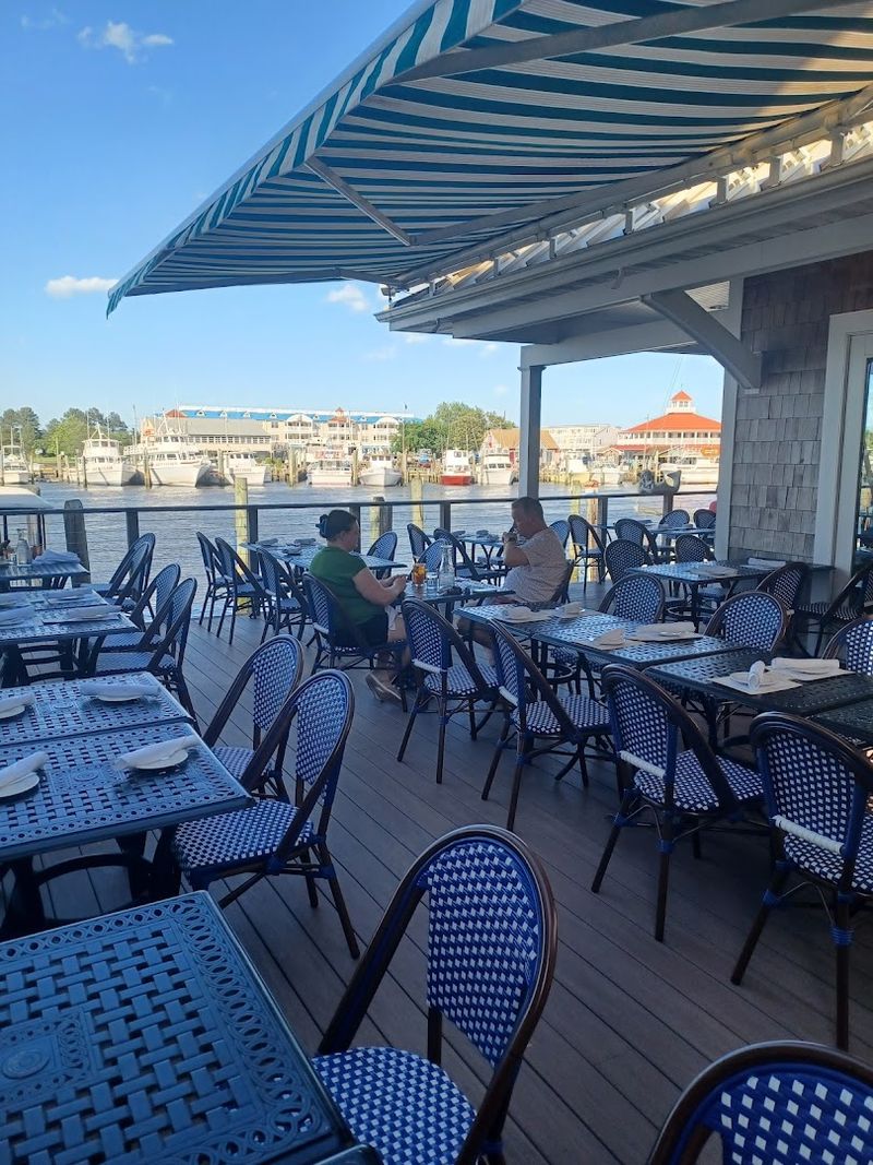 The Canal View That Makes Every Table Feel Like a Window Seat