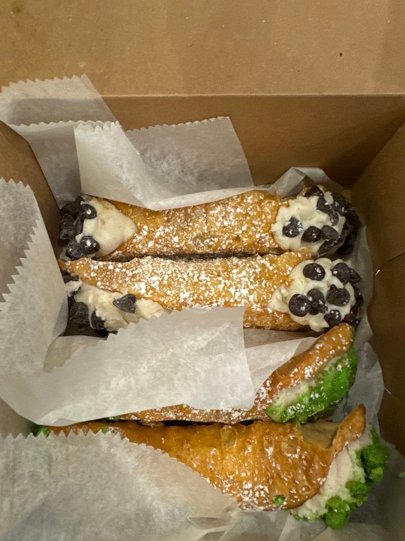 The Cannoli That Keeps People Coming Back