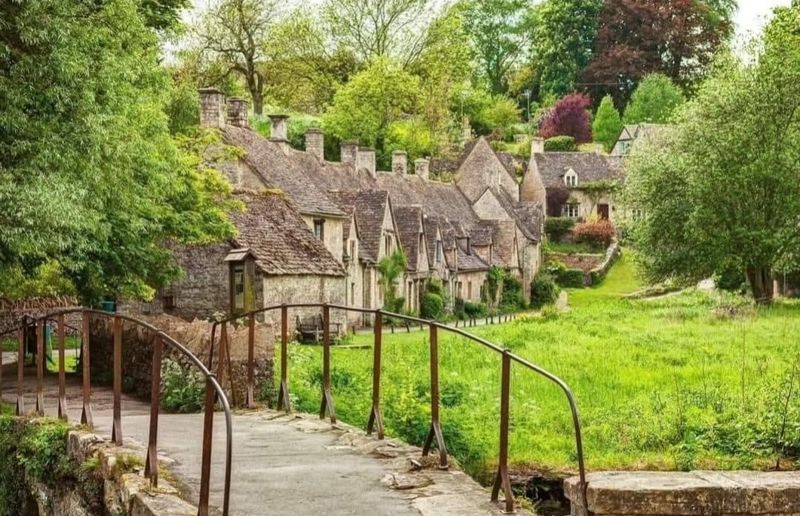The Fairytale Cottages of Bibury (England) The Fairytale Cottages of Bibury (England)