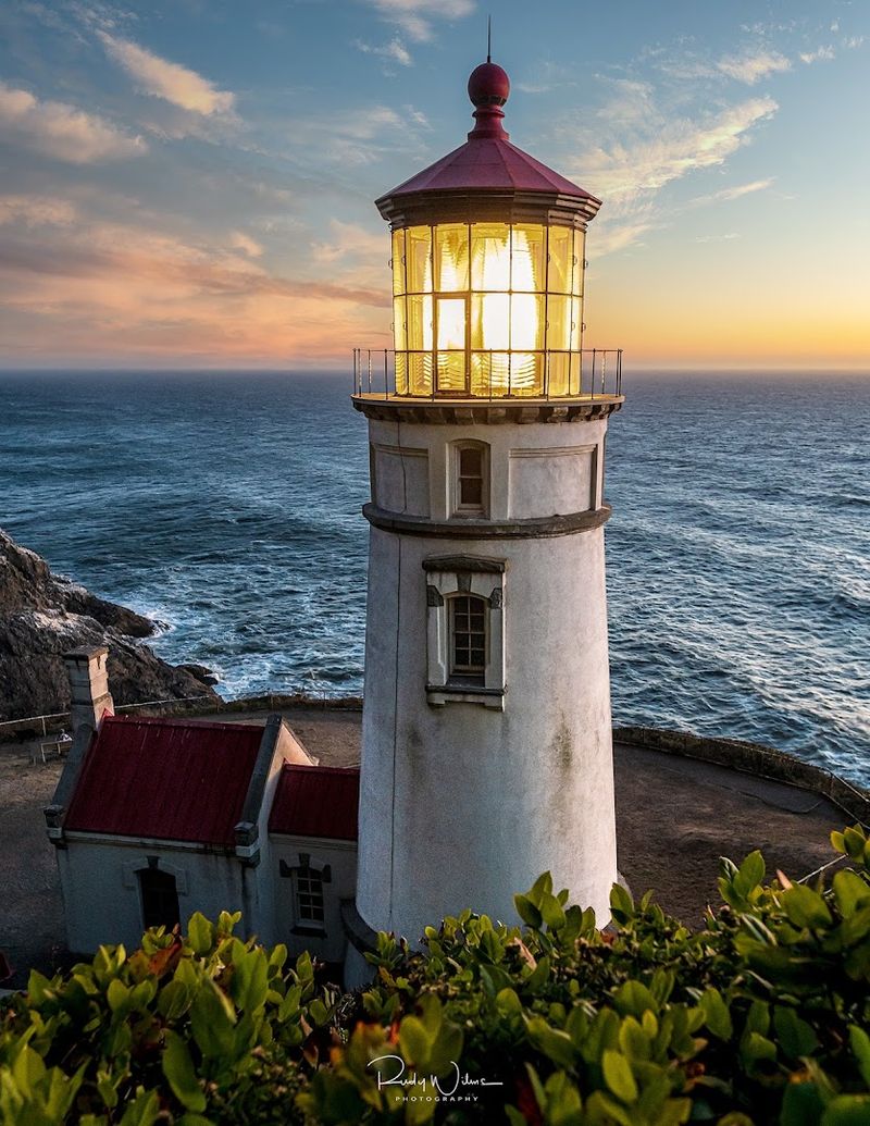 The Fresnel Lens and the Light Mechanism