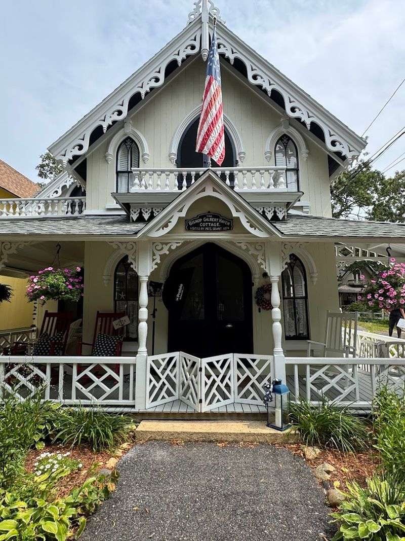 The Gingerbread Houses of Martha's Vineyard (USA) The Gingerbread Houses of Martha's Vineyard (USA)