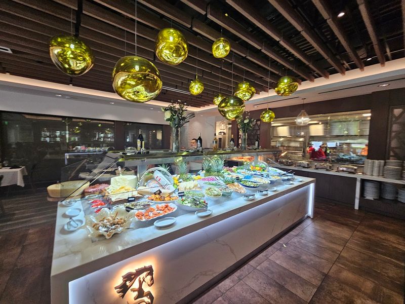 The Gourmet Hot and Cold Table: 55 Items Worth Exploring