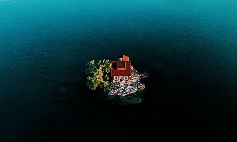 The House on Just Room Enough Island (New York, USA) The House on Just Room Enough Island (New York, USA)