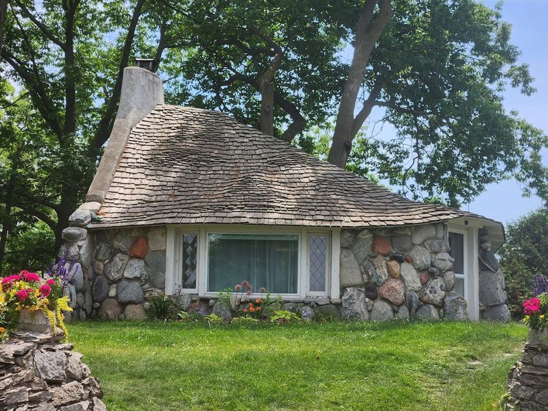 The Mushroom House (Charlevoix, Michigan, USA) The Mushroom House (Charlevoix, Michigan, USA)