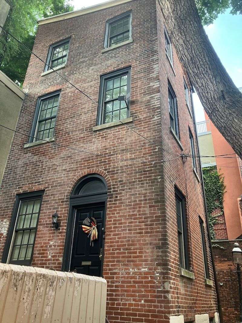 The Neighborhood Around the Alley: Old City's Historic Core The Neighborhood Around the Alley: Old City's Historic Core
