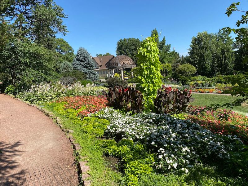The Perennial Garden and Its Quiet, Lasting Appeal The Perennial Garden and Its Quiet, Lasting Appeal