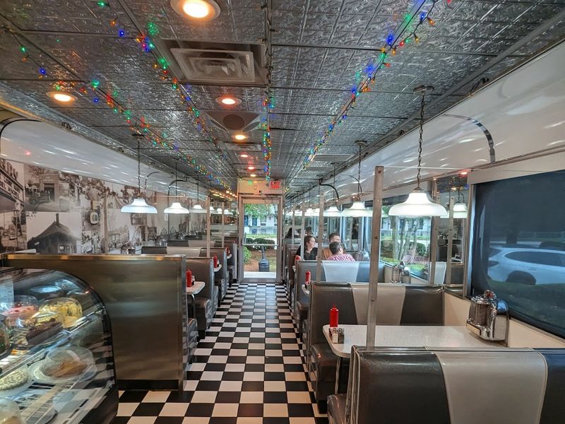 The Retro Atmosphere That Sets the Tone Immediately The Retro Atmosphere That Sets the Tone Immediately