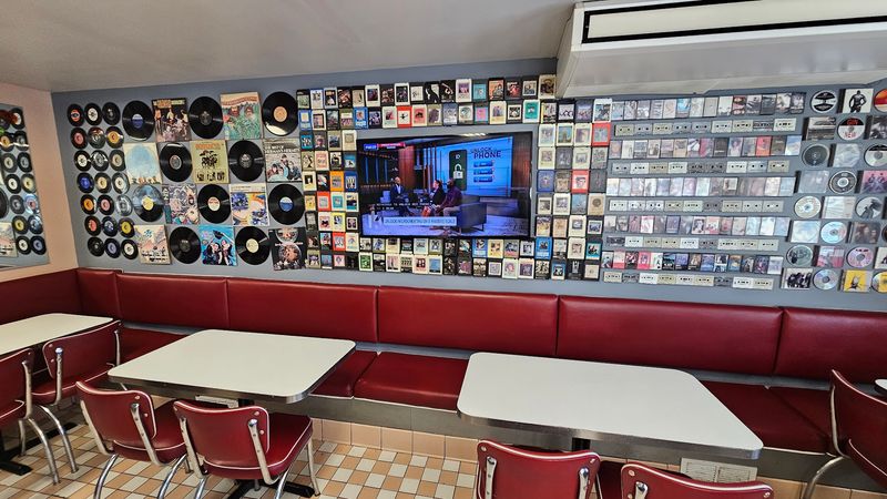 The Retro Decor That Makes Every Wall a Story