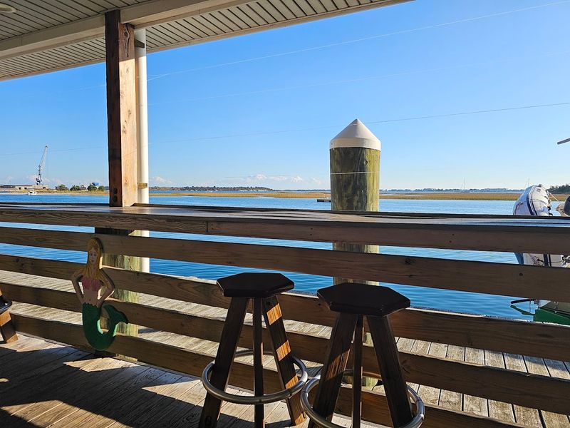 The Waterfront Setting That Keeps People Coming Back