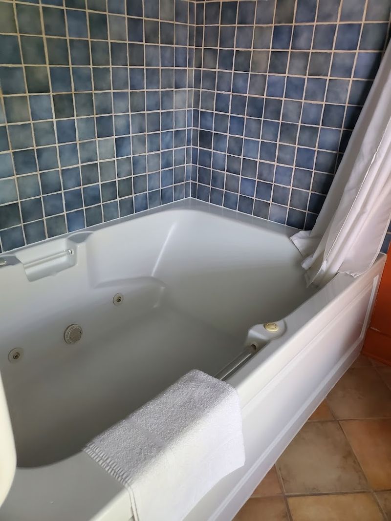 The Whirlpool Tub Situation Is Worth Talking About The Whirlpool Tub Situation Is Worth Talking About