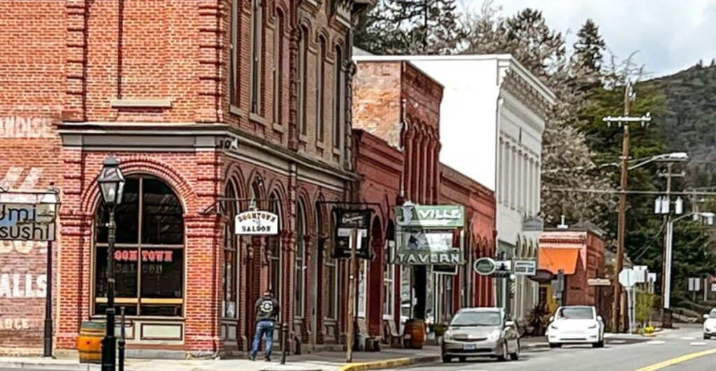 These 10 Oregon Small Towns Are So Beautiful You’ll Want to Stay Longer