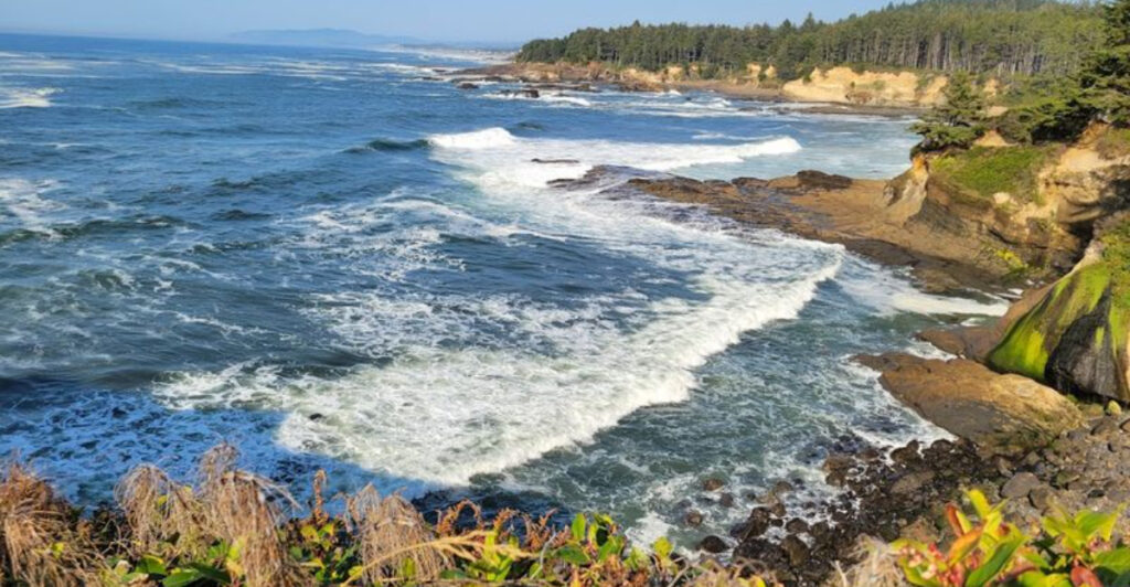 This 1.7-Mile Oregon Trail Leads to a 1913 Shipwreck Still Half Buried in the Sand