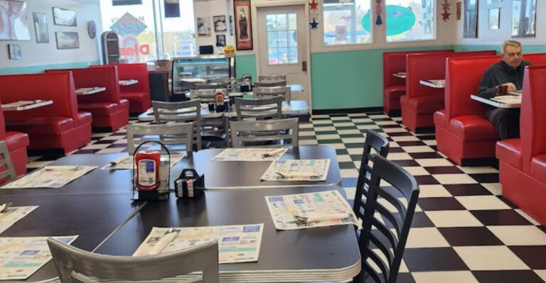 This ’50s-Themed Diner In New Jersey Feels Like A Trip Back In Time
