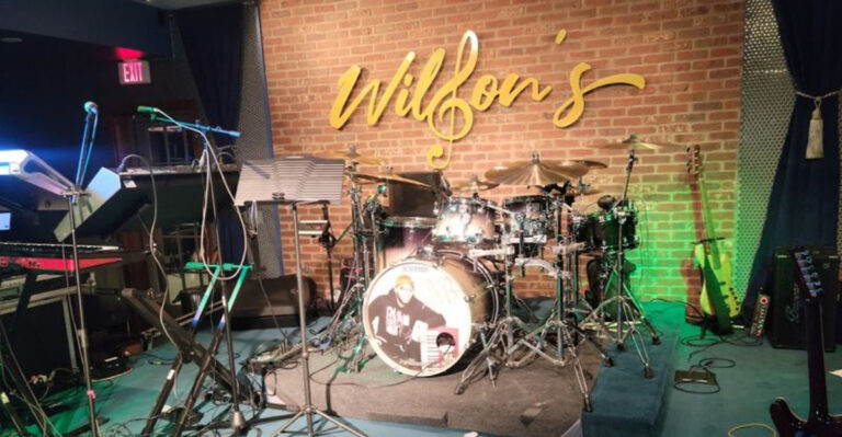 This Adults-Only New Jersey Restaurant Serves Dinner With an Unforgettable Show