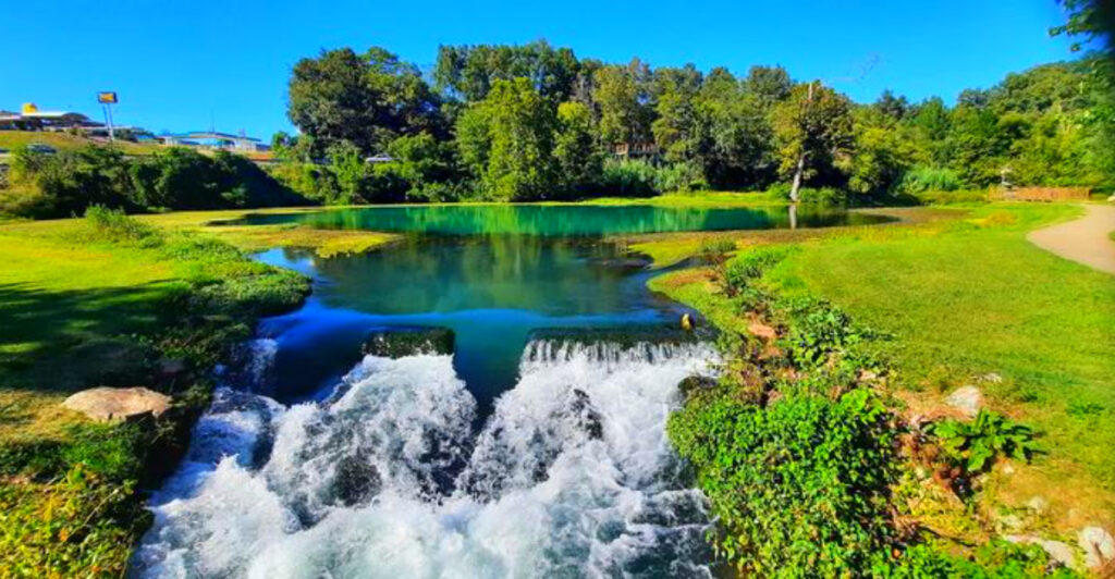 This Arkansas State Park Is Home to One of the Largest Natural Springs on Earth – and the Water Looks Unreal