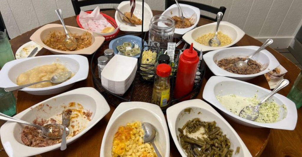 This Georgia Restaurant Still Serves Southern Comfort Food Around Spinning Lazy Susans